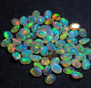 Opale naturelle éthiopienne Welo, taille facetée, forme ovale, jeu de couleurs multibrillantes, certifiée par un tiers, tailles personnalisables - Product Image 5