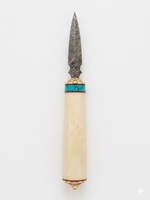 Couteau à thé traditionnel en métal avec lame en acier damas et manche en anneau doré