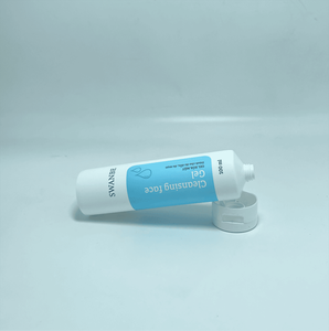 Tube en plastique PE blanc pour l'emballage de gel nettoyant pour le visage, impression et logo personnalisés, bouchon à clapet blanc brillant - Product Image 3