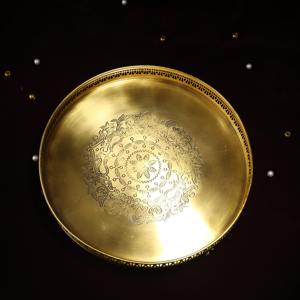 Thali traditionnel en laiton poli avec gravure florale décorative pour la prière Puja, la présentation de fruits, de collations et la décoration festive - Product Image 3