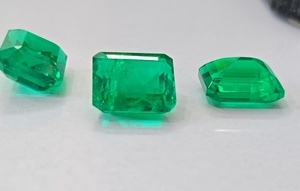 Piedra preciosa verde de corte esmeralda colombiana cultivada en laboratorio, de calidad premium, para joyería y fabricación de joyas. - Product Image 3