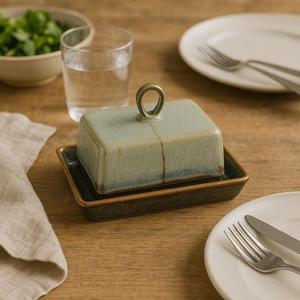 Pot à beurre rustique émaillé avec couvercle à anse, base profonde, plat de service élégant pour la table à manger - Product Image 1