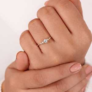 Bague minimaliste en or massif 10k 14k 18k avec 5 diamants ronds brillants de laboratoire, pureté E, couleur VVS, sertis griffes - Product Image 6