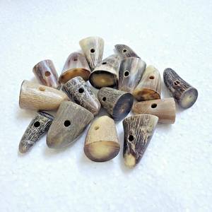 Cierre de cuerno natural duradero con dos orificios, técnica pulida, ecológico, de alta calidad para creaciones de joyería artesanal. - Product Image 4