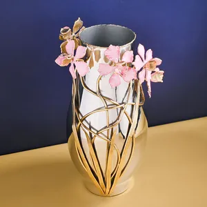 Vase à fleurs en métal fait main contemporain pour projets de villas de luxe, chambres, salons et salles à manger, sculpture extérieure en fer - Product Image 6