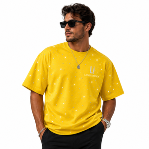 T-shirt personnalisé jaune à strass pour homme, coupe oversize, streetwear décontracté, manches courtes, col rond, motif graphique scintillant, vêtement de mode - Product Image 1