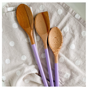 Bois naturel et massif, design élégant blanc avec rayures noires, idéal pour la vaisselle, la décoration et comme cuillère de service. - Product Image 4