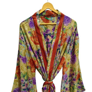 Kimono de Lujo con Parches de Seda, Túnica Larga para Dormir o como Cubre Bikini, Kimono Hecho a Mano con Sari de Seda Reciclada Vintage de la India - Product Image 1