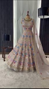 Lehenga Choli de créateur blanc multicolore brodé avec dupatta en résille – Lehenga de mariée à motifs floraux riche pour mariage et soirée - Product Image 4