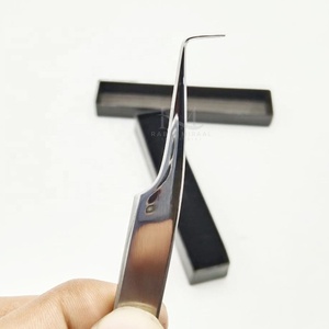 Pince à épiler pour cils avec pointe plate à 90 degrés de 7 mm, pointe argentée, et pince à épiler simple, emballage en boîte noire - Product Image 1