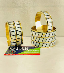 Ensemble de bracelets de luxe personnalisés en nacre, bracelets de créateur en laiton plaqué or pour femmes, bijoux artisanaux naturels en gros - Product Image 4
