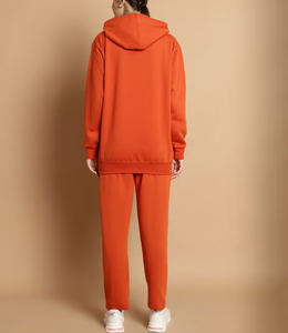 Ensemble de survêtements sportifs deux pièces pour femme, coupe oversize personnalisée, imprimé graphique, avec sweat à capuche et pantalon de jogging - Product Image 4