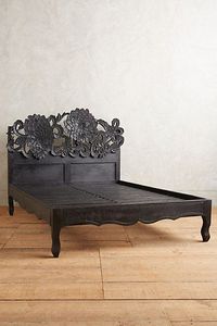 Cadre de lit en bois massif artisanal de luxe, orné de sculptures florales de tournesol, finition noire mate charbon de bois - Product Image 2