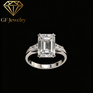 Bague de fiançailles en or blanc 18 carats avec diamant de laboratoire taille émeraude, trois pierres, pierres latérales baguette coniques, bijoux de luxe IGI - Product Image 4