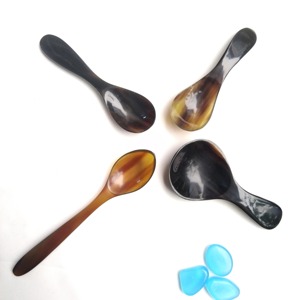 Cuillère en corne de buffle naturelle, fabriquée à la main et polie, idéale pour servir des épices, des condiments ou pour une utilisation décorative à table, de haute qualité - Product Image 1