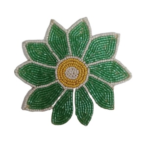 Ensemble de sous-verres et tapis de table en perles de verre vert de forme florale faite à la main pour salle à manger élégante et décoration de table à la maison - Product Image 2