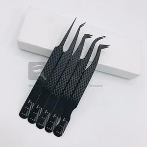 Pinzas de pestañas negras con logotipo privado, probadas a mano, pinzas de extensión de pestañas con agarre de diamante de acero sostenible japonés - Product Image 1