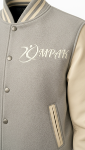 Chaqueta Varsity Unisex con Capucha Estilo Americano Original para Invierno, con Parches Bordados, Tela de Forro Polar Ecológica, Logotipo Frontal - Product Image 4