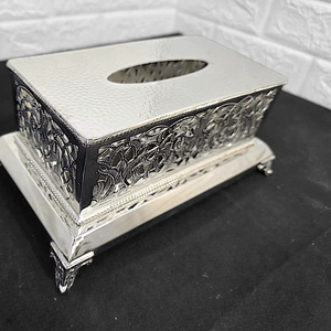 Élégant porte-boîte à mouchoirs argenté avec gravure florale ajourée complexe pour la réception des invités et comme centre de table dans le salon - Product Image 1