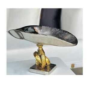 Maravilloso tazón de servir de diseño en color oro latón, tazón para frutas y chocolates con asas y patas a precios económicos. - Product Image 2