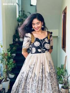 ชุดเดรส Anarkali ยาวระดับข้อเท้า ลายดอกไม้พิมพ์ลายและขอบผ้าทอ สำหรับงานเทศกาล  ผู้ส่งออกแฟชั่นสตรี ผู้ผลิตจากอินเดีย - Product Image 2