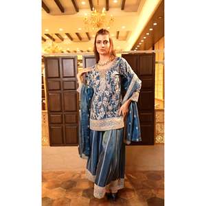 Traje Sharara con Estampado Floral de Diseñador, Cintura Natural y Bordado con Lentejuelas - Product Image 2