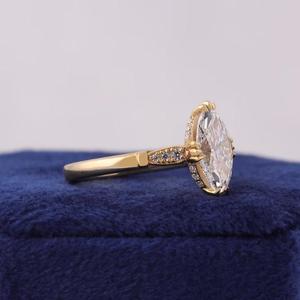 Anillo de compromiso con diamante talla marquesa en oro amarillo macizo, engaste de múltiples puntas, banda cónica sencilla y pequeñas piedras laterales. - Product Image 3
