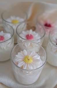 Bougie en verre en forme de marguerite - Bougie artistique en cire de soja, aromathérapie, parfumée, écologique, faite maison, décoration intérieure, fabriquée en Inde - Product Image 3