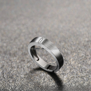 Anillo de Boda para Hombre con Moissanita Corte Baguette, Acabado Cepillado, Engaste de Tensión, Chapado en Oro, Minimalista en Plata 925 para Regalos - Product Image 2