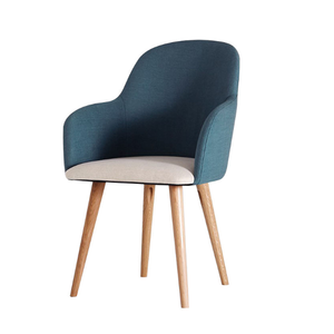 Fauteuil d'appoint bleu rembourré, best-seller, avec accoudoirs incurvés, pieds en bois et coussin de couleur ivoire. - Product Image 1