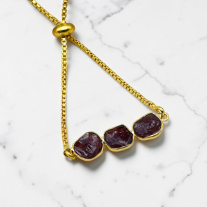 Bracelet artisanal en laiton plaqué or avec trois pierres brutes de grenat, bijoux minimalistes bohèmes, pierres de naissance - Product Image 1