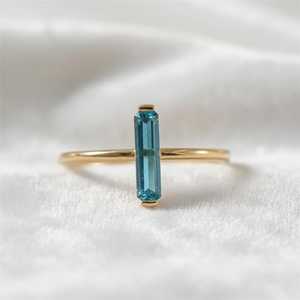 Bague en Aigue-marine Naturelle, Argent Sterling 925 Plaqué Or 14K, Pierre de Naissance de Mars, Coupe Baguette, Bague de Promesse Moderne Empilable - Product Image 1