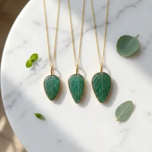 Collier chaîne pour femme en laiton plaqué or 18 carats avec pendentif feuille de jade verte sculptée, best-seller, élégant et tendance pour le quotidien - Product Image 6