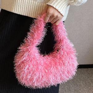 กระเป๋ากันน้ำแบบสปอร์ตสำหรับผู้หญิง - ดีไซน์หรูหราขนฟูแบบยับย่นรุ่นใหม่ พร้อมเชือกผูกปิดและสายสะพายโซ่ไข่มุก - Product Image 3