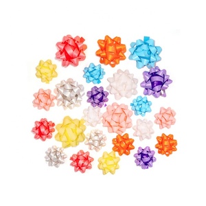 Lazos Metálicos Autoadhesivos Grace de 24ct para Envolver Regalos, Lazos de Plástico con Diseño de Estrella, Decoración Navideña - Product Image 1