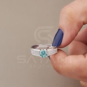 แหวนหมั้นเพชรโมอิสซาไนต์สีเขียวอมฟ้าทรงคุชชั่น ประดับเพชรแบบพาเว่ ตัวเรือนทอง 14K ชุบโรเดียม สำหรับผู้หญิง หรูหรา - Product Image 6