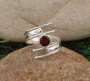 Anillo de Plata de Ley 925 Hecho a Mano con Engaste de Granate Rojo para Mujer y Hombre, Joyería Minimalista para Bodas y Fiestas - Product Image 2