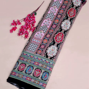 Tissu imprimé géométrique noir à motifs décoratifs avec bordure épaisse pour la confection de robes Kurti, tissu pour vêtements ethniques. - Product Image 1