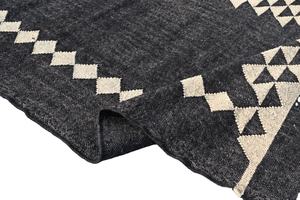 พรมคิลิมทอมือจากขนสัตว์สีดำและปอกระเจา – พรมลายเรขาคณิตแบบทอเรียบ เป็นมิตรกับสิ่งแวดล้อม เหมาะสำหรับห้องนั่งเล่น ห้องครัว ทางเดิน และตกแต่งบ้าน - Product Image 3