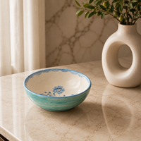 Assiette à pâtes élégante en céramique avec motif feuille d'olivier, bord large et finition brillante pour une présentation raffinée