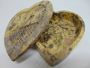 Caja de Recuerdos Tradicional en Forma de Corazón, Hecha a Mano, de Alta Calidad, Grabada y Tallada en Piedra - Product Image 4