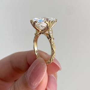 Anillo de Moissanita Ovalado de 4 Quilates Iced Jewelz, el Más Vendido, en Oro Amarillo de 14k con Engaste de Garras, Certificado IGI, Anillo de Compromiso Unisex - Product Image 2