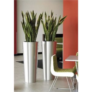 Ensemble de vases décoratifs modernes en métal martelé argenté, cylindriques et ovales |   Vases de table en aluminium de luxe - Product Image 5