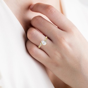 แหวนทองคำ 14KT สีเหลือง ประดับเพชรทรงลูกแพร์ 1.5 กะรัต เพาะเลี้ยงในห้องปฏิบัติการ พร้อมเพชรข้างทองคำสีเหลือง แหวนเจ้าสาว - Product Image 5
