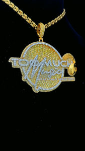 Joyería de Hip Hop personalizada de alta gama, Plata de Ley 925 chapada en oro, colgante redondo con nombre y logotipo de letra de moissanita de Color helado - Product Image 2