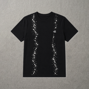 Camiseta de mujer con adornos de cristales de imitación transparentes, ribete decorativo con efecto brillante, corte regular, manga media, logotipo personalizado. - Product Image 3