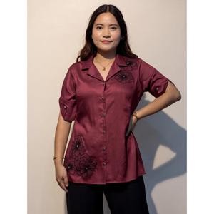 Chemise élégante pour femmes avec boutons, tissu léger et style intemporel, acheter directement auprès du fournisseur - Product Image 1