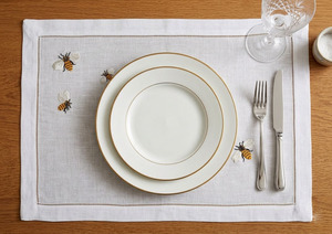 Ensembles de sets de table et serviettes en lin blanc brodés, lavables, avec ourlet festonné, motif abeilles mignonnes, pour la maison et les événements de mariage, vente en gros personnalisée - Product Image 2
