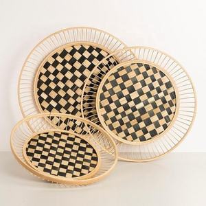 Bandeja Redonda Decorativa de Bambú Natural Tejido de Vietnam, con Diseño Negro y Natural, Venta al por Mayor - Product Image 1