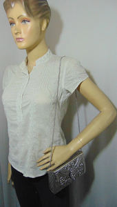 Cartera de mano de metal para mujer con grabado a mano en latón y caja plateada - Product Image 6